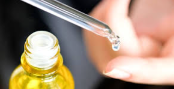 ✨ كيفية تحضير سيروم طبيعي للوجه: سحر النقاء في زجاجة صغيرة