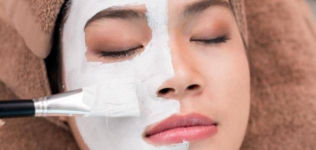 🌿 طرق العناية بالبشرة الدهنية طبيعيًا: نظّفي، نظّمي، وابتسمي لبشرتك! 💦✨